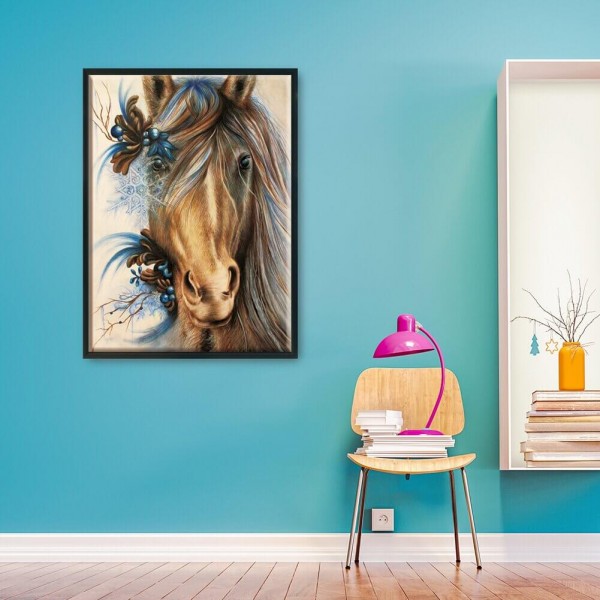 Hest med blomster i manken